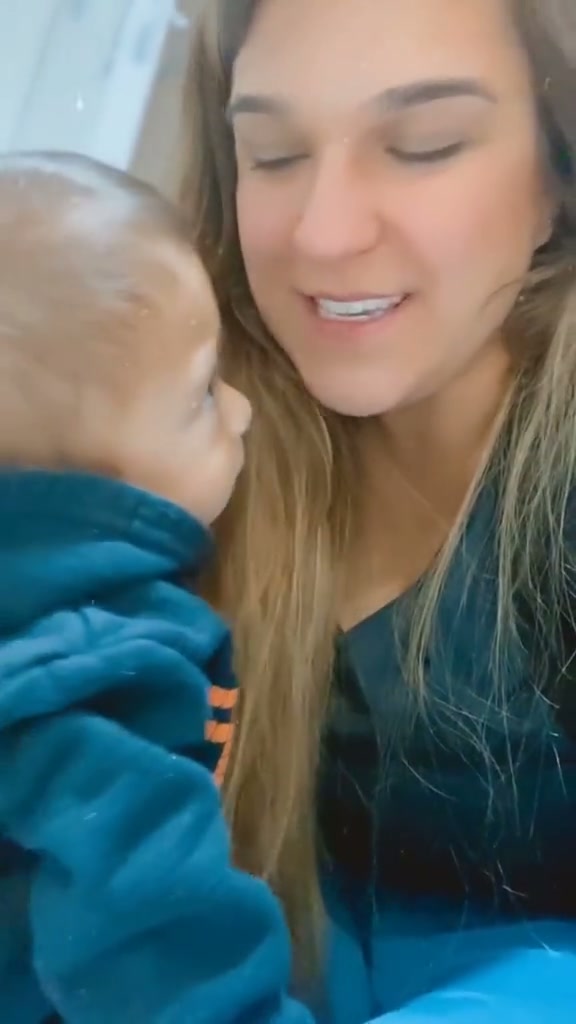 Mãe do Noah em momento de carinho